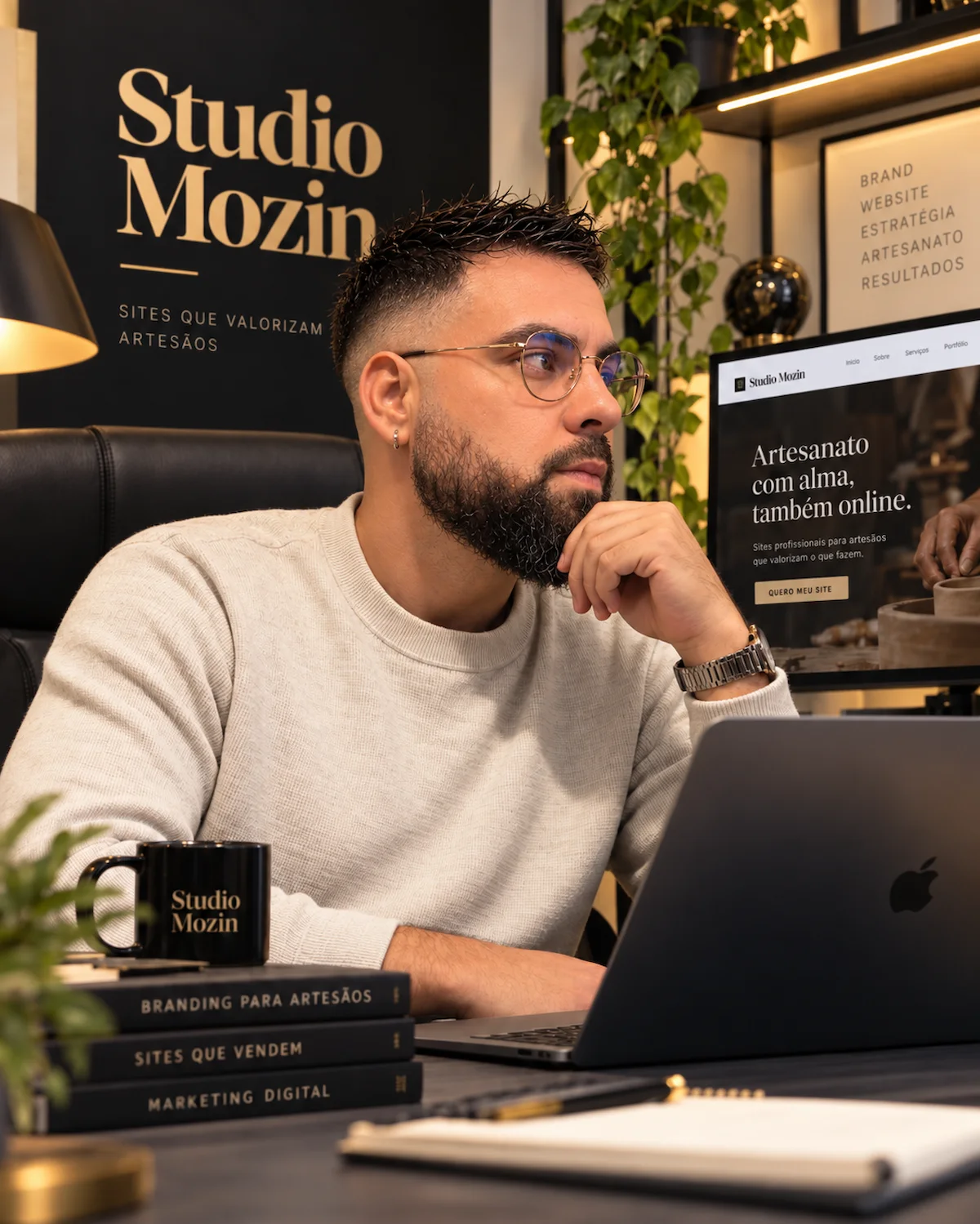 Portrait illustratif de Studio Mozin devant un ordinateur dans un espace de travail créé graphiquement